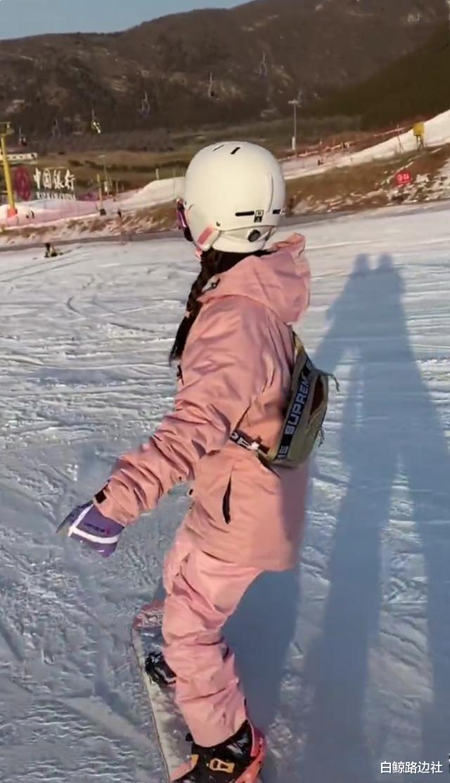 李小璐|一家三口聚会？李小璐母女周末滑雪，反光镜暴露司机被指是贾乃亮