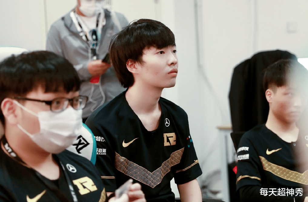 RNG▲目睹RNG溃败，Uzi直言要发泄怒火，暖心Deft意外出镜