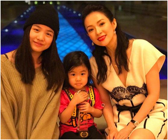 章子怡|章子怡二胎6个月后，再次怀孕？现身逛街小腹如皮球“孕味”十足