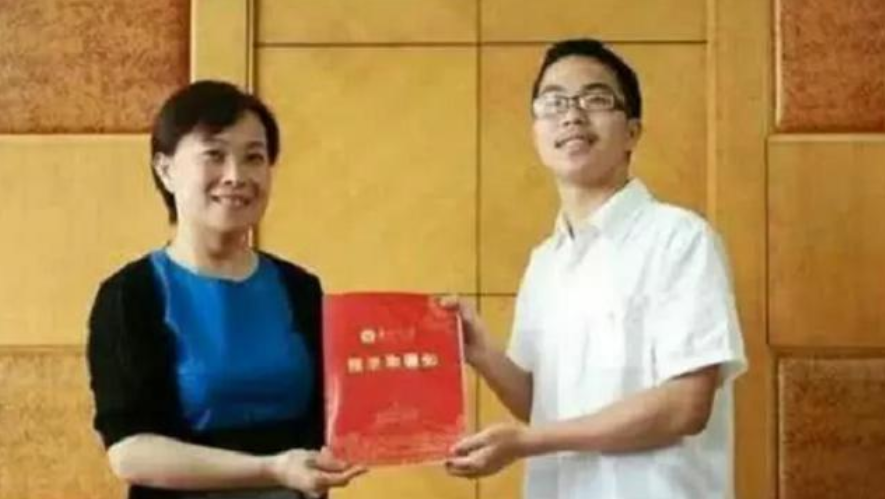 『高考作文』755字高考满分作文,30字无人能识,阅卷组长亲自出马写2000字注