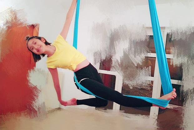 『』唐艺昕晒出自己的豪宅，天台挂满了各种灯饰，仿佛置身在童话里