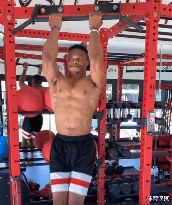 「詹姆斯·哈登」NBA停赛期变化最大的双巨头：一个减肥瘦成库里，一个增肌壮成詹皇