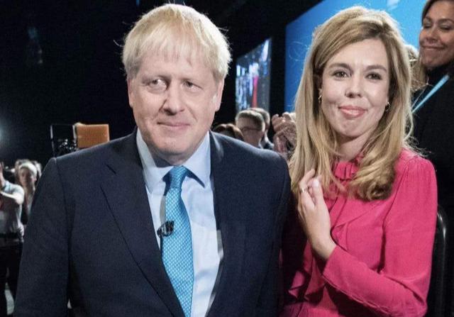 「穿衣搭配」54岁英国首相确诊！31岁未婚妻怀孕不久，曾多次模仿凯特穿衣打扮