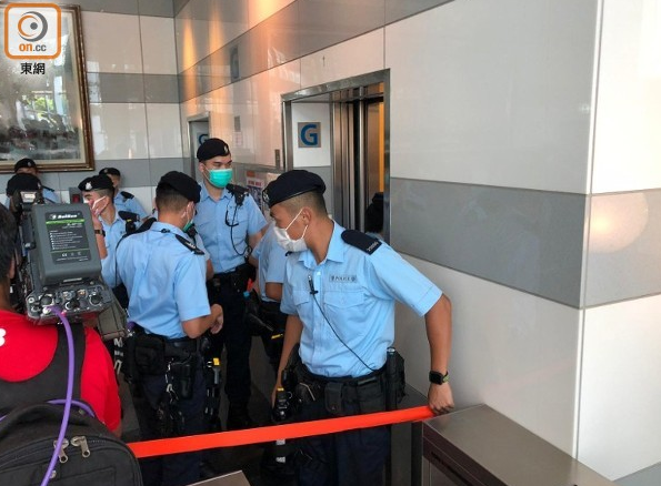 海外网|港媒：百名港警搜查壹传媒总部大楼 集团通知不上班
