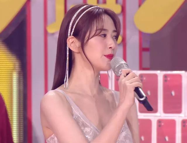 「郑爽」618三台晚会打光差别大：沈梦辰艳压关晓彤，郑爽柔光太浮夸