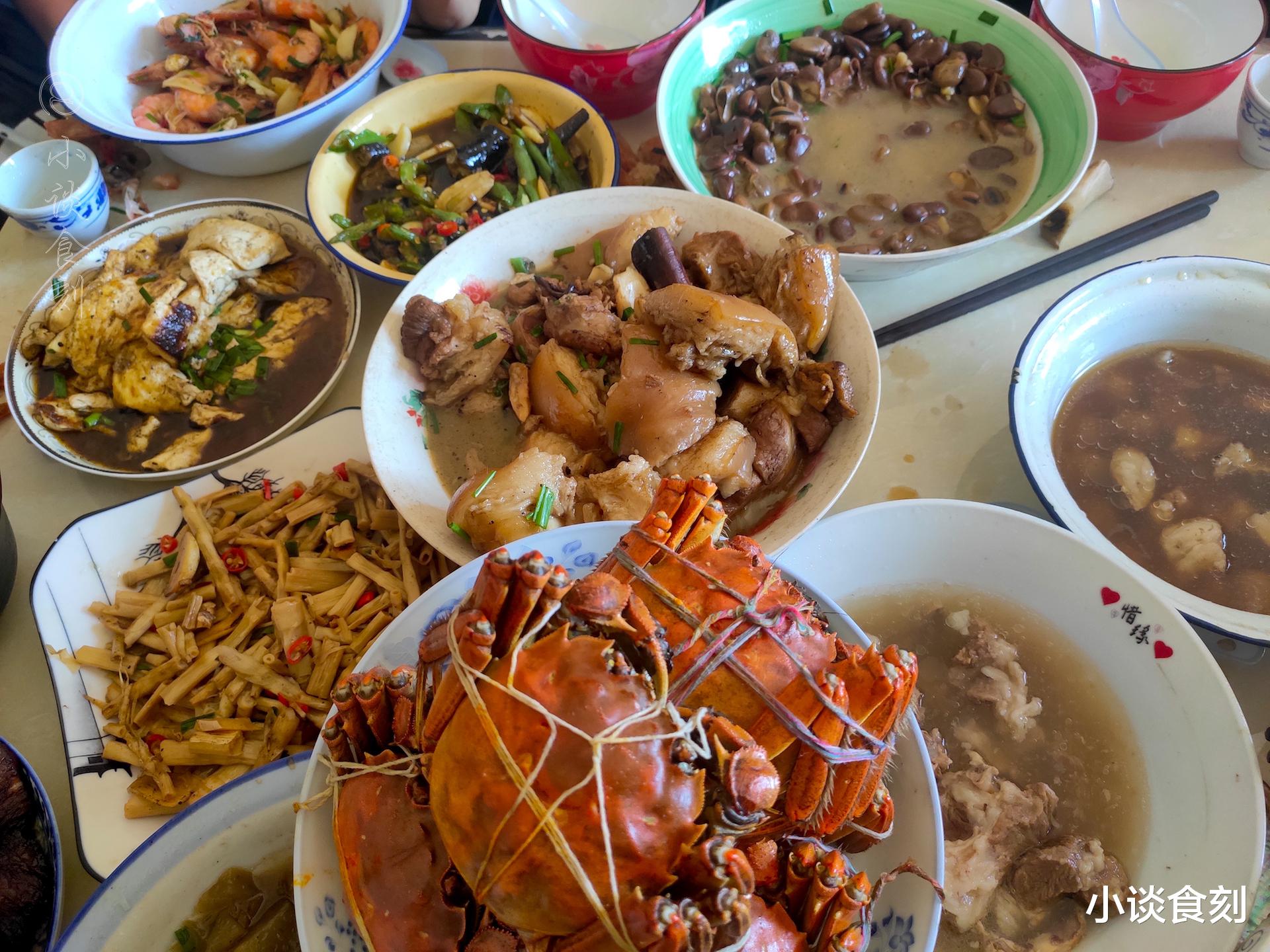 蚕豆|晒爷爷过寿的饭菜,晒到朋友圈后沸腾了,网友:老人家,好有福气
