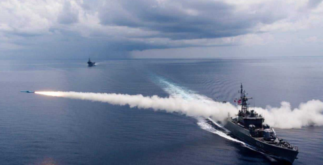 伊朗：一枚导弹飞向印度洋，万吨巨轮被当场打爆，美质问：从哪来的？