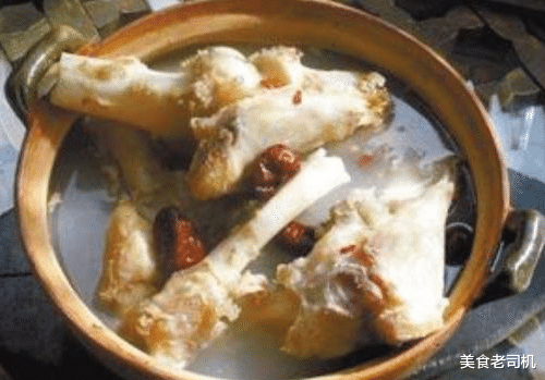「牛肉」炖肉、炖骨头汤时，切记不要放“此物”，不然肉有臭味，汤还那么难喝