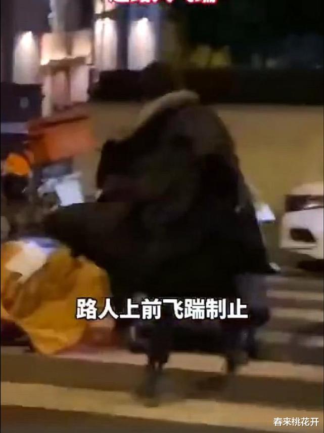 春来桃花开 路虎男狂扇女外卖员，遭一小哥踹开，打电话求救：哥有人打我