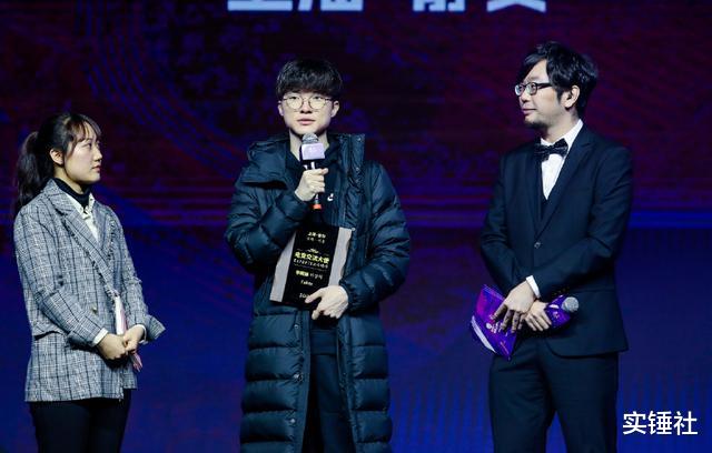 『skt』解说长毛惹众怒被KTV！护韩神石强洗SKT老鼠事件，连人带椅子抬走