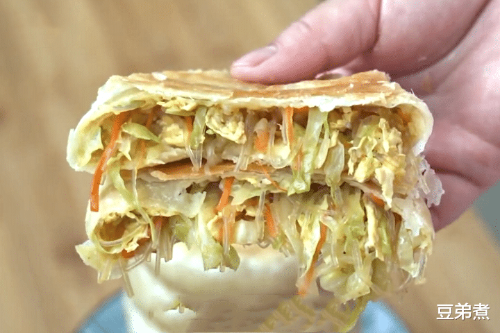 #包子#立夏后，教你做包菜馅饼，做法简单，外酥里鲜，比包子饺子还好吃