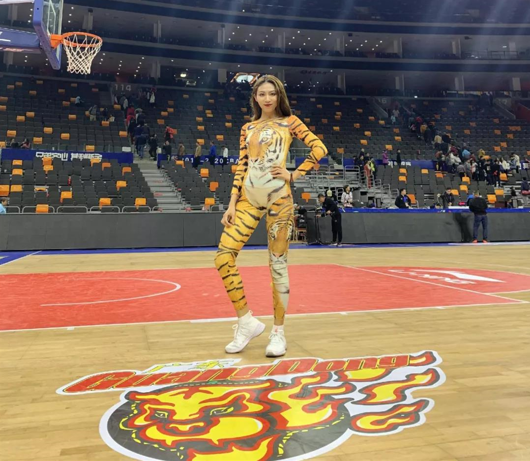 【啦啦队】CBA拉拉队4大女神，第一名媲美卡戴珊姐妹，合照时易建联表情