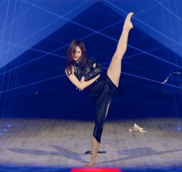 金晨唱跳表演,站着劈叉惊艳全场,这才是姐姐们成团的标准