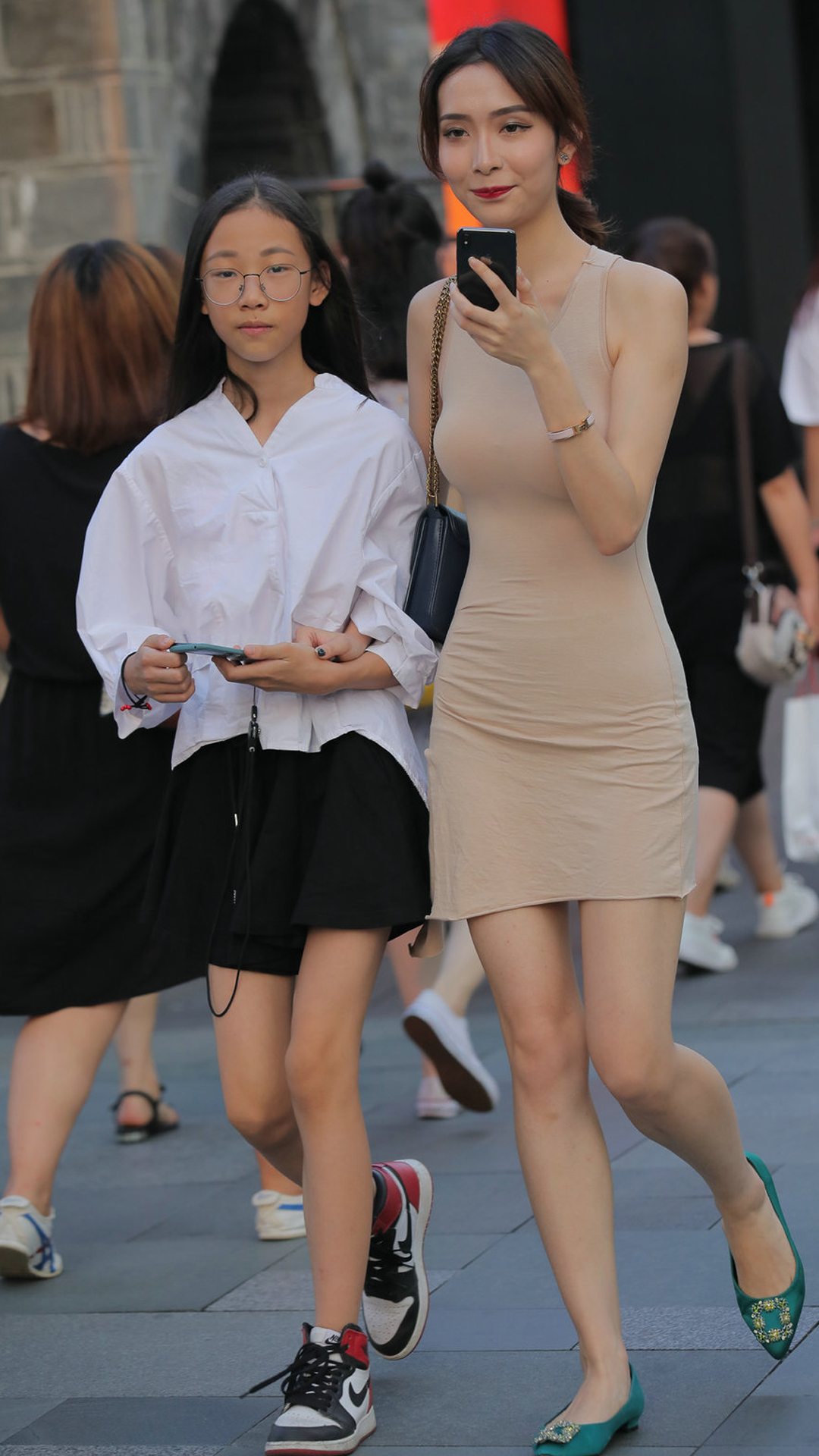 连衣裙|卡其色连衣裙搭配平底鞋， 高雅神秘，展现浪漫不羁的奢华街头风