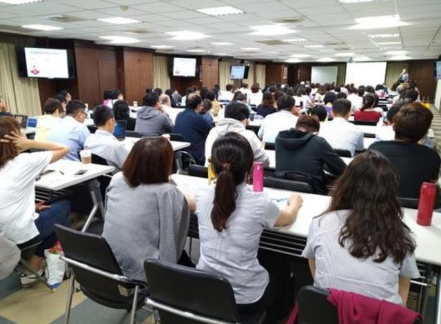 大学生|这些个热门专业，虽然录取分数高，但学生就业率比较低