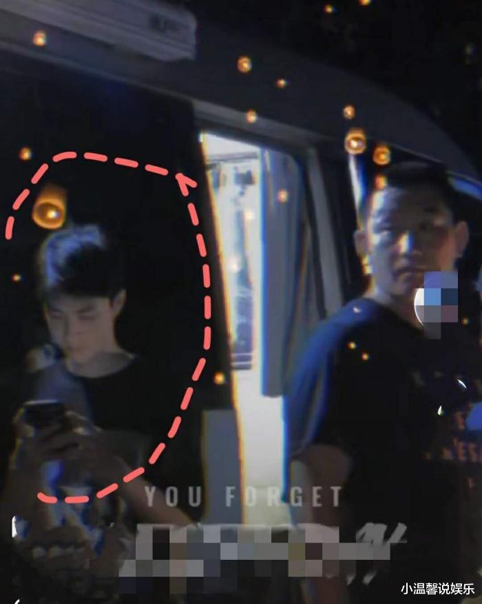 王一博|王一博结束直播火速离开，身体不适强忍着，随后在车上不停发微信
