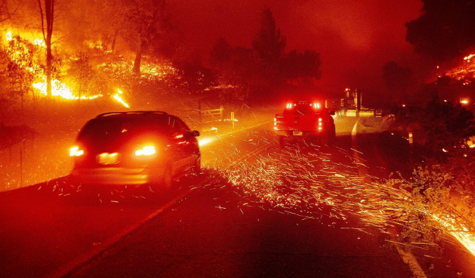 美國加州傳來一個噩耗，出現罕見的“火卷風”，場面堪比科幻大片-圖5