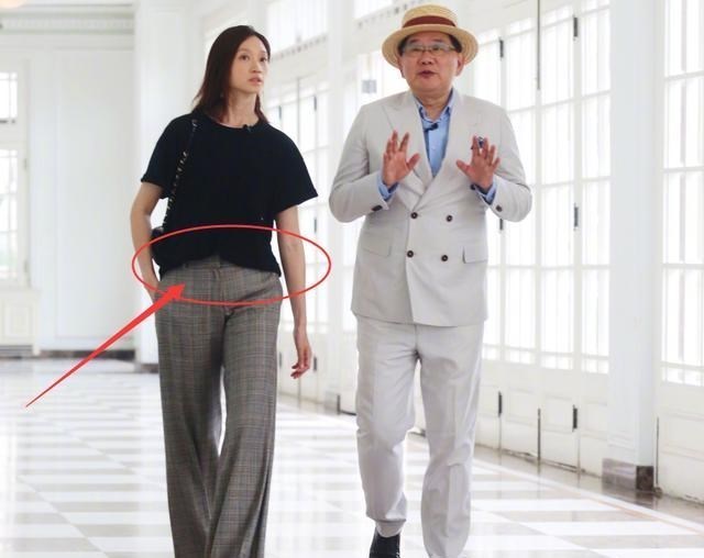 王思聪|朱亚文妻子沈佳妮罕晒美照，无惧素颜大方出镜，微凸小肚实力抢镜