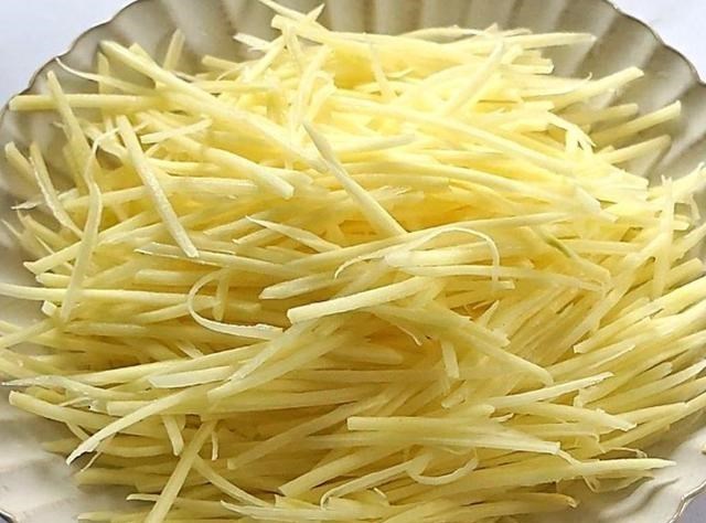 【土豆丝】炒土豆丝，要不要焯水？很多人没搞明白，难怪土豆丝不脆爽还粘锅