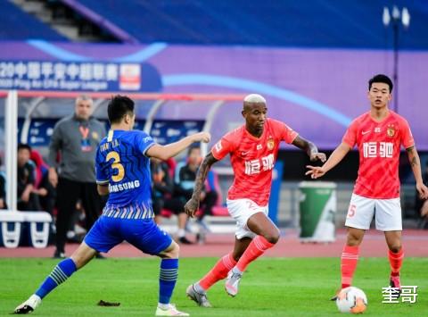 张琳芃|卡纳瓦罗信错一人坑了全队，张琳芃被红牌罚下，他是替卡帅背锅的