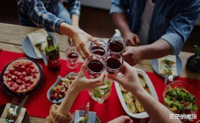 大学|请出差的大学同学吃饭，她带外人来我逃单了：余生，远离这样的人