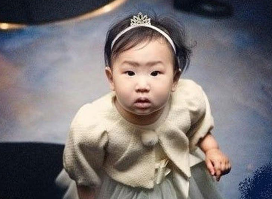 金喜善|金喜善曾因为女儿丑被质疑整容，粉丝称孩子还没长开，9年后打脸了