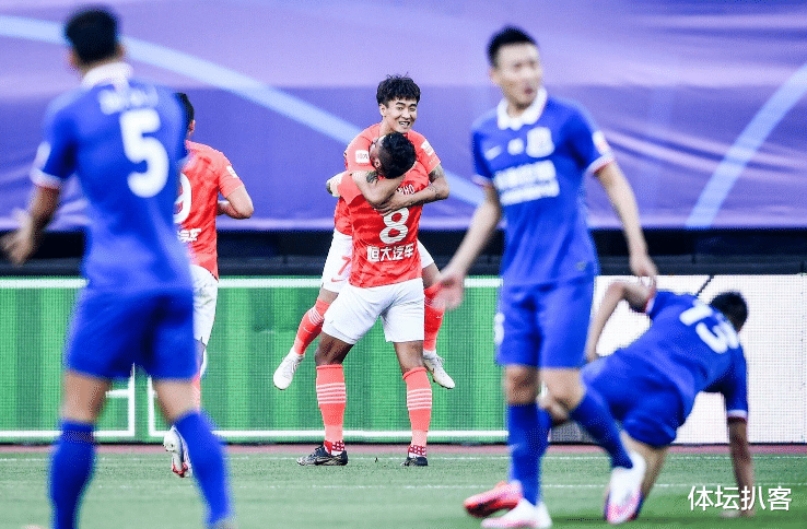 中超|0-2！中超1.7亿豪门轰然倒下，一战打回原形，2大巨星表现低迷！