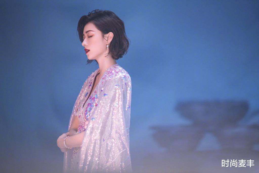 礼服|万茜气场开了挂,穿披风式亮片V领礼服,配凌乱短发尽显霸气范