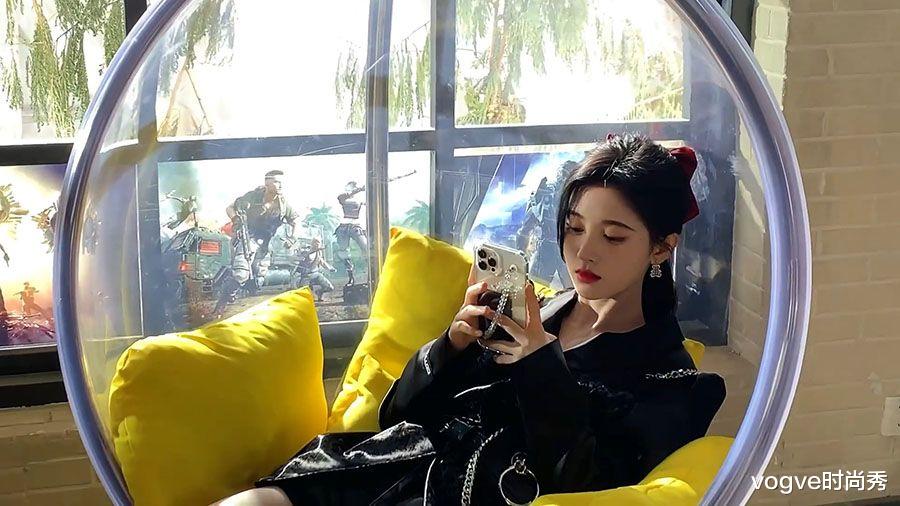 鞠婧祎|鞠婧祎躺在吊篮里玩手机，忘了穿的是短裤，这腿长真实存在？