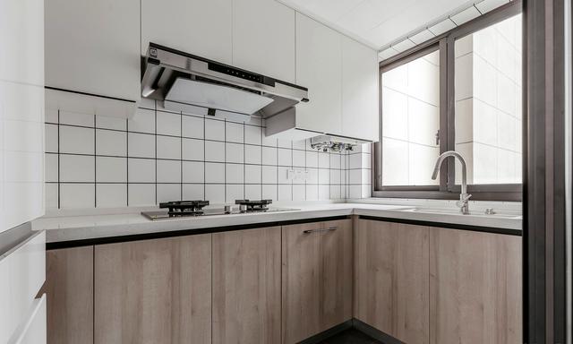 老年小妙招|她家140㎡，客厅坚持用绿色上墙，客厅不挂电视机，有颜值有收纳