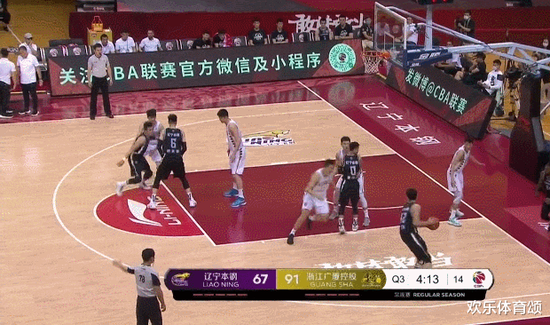 「辽宁男篮」又内讧！辽宁大将下场大声抱怨主帅，一言不合扭头就走，球迷：被惯坏了