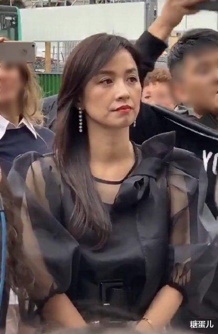 张庭|张庭再怎么证明年轻，未修图干瘦蜡黄，肚子赘肉横生是事实！