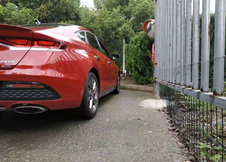 『标致2008』家里人叫我买本田飞度，但修车师傅推荐我买了这款车，太帅了！