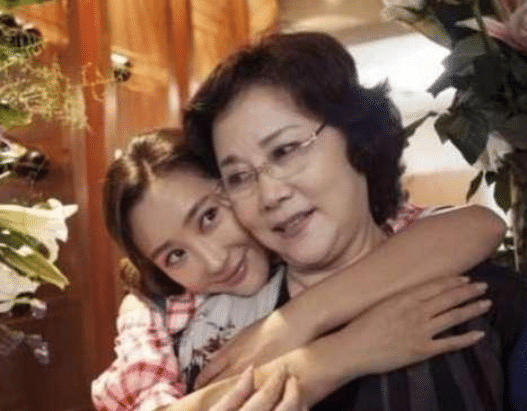 春晚|她是春晚主持，吞下300颗安眠药自杀，被抢救7天7夜，今74岁风采依旧