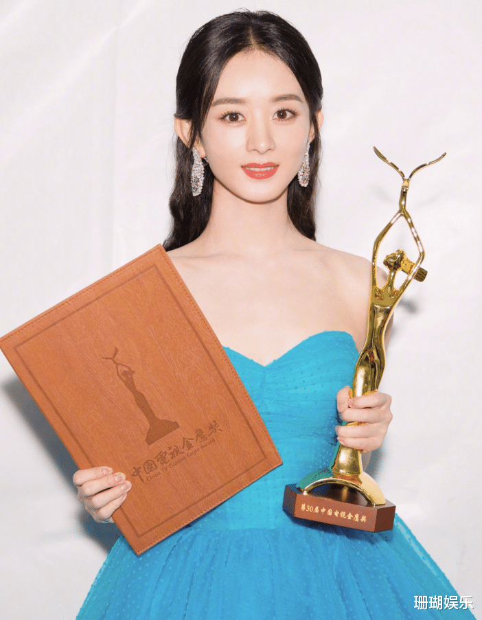 赵丽颖|赵丽颖明蓝色造型太养眼，失去美颜精修的生图下，这状态认真的？