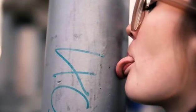 【瑞士】不作不死！瑞士“舔病毒”女孩：“如其所愿”的确诊了，害人害己