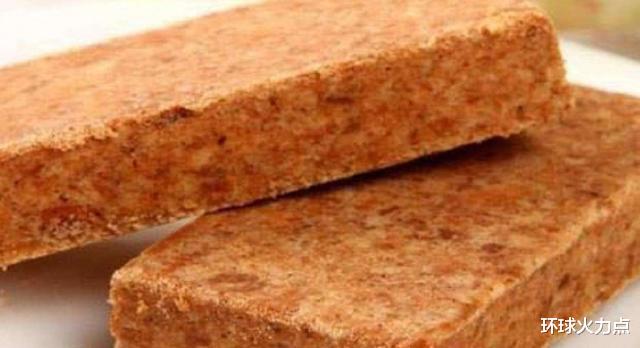 饼干|一块压缩饼干相当于几碗米饭？小伙拿去用开水煮沸，结果是什么呢？