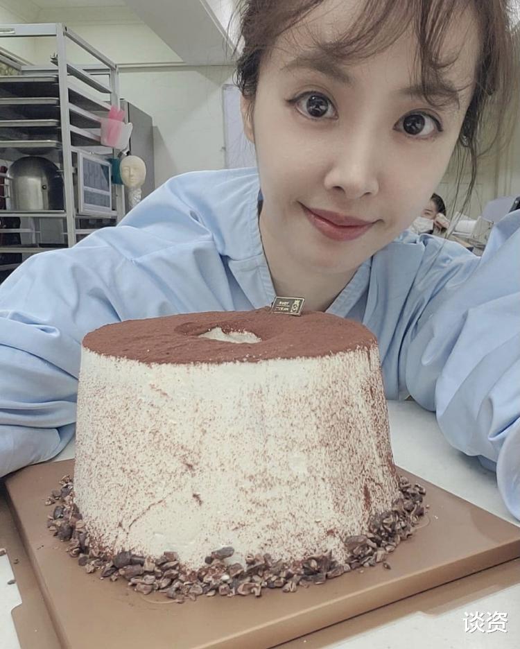 万茜|蔡依林晒做蛋糕照片，扎丸子头好似邻家少女，隐藏的蛋糕大师