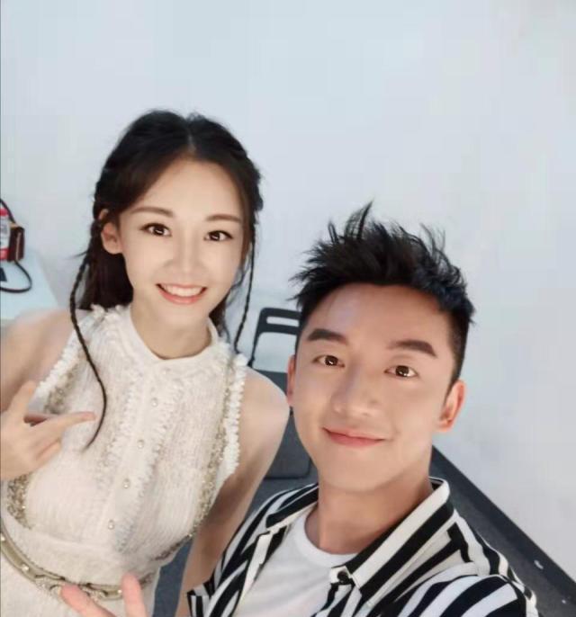 「郑恺」郑恺苗苗高调牵手：公开身份，是对一份感情的基本尊重！