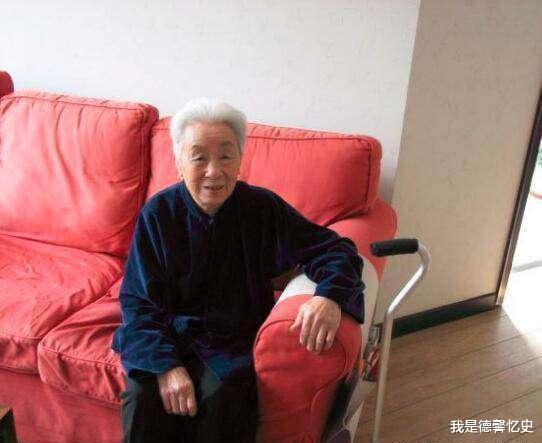 「文绣」老太太拿祖传金钗去鉴定，专家一看钗上的5个字，忙问您母亲是？