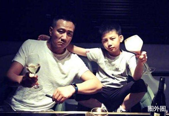 朱一龙|有种惊艳叫胡军女儿,19岁1米85,胡军为她差点怒砸宋丹丹