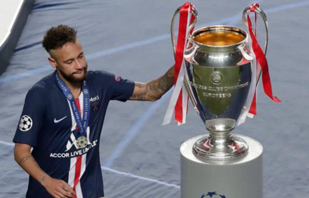 欧冠|唏嘘，内马尔忍不住摸欧冠奖杯！摘下银牌不甘心，背影让人心痛