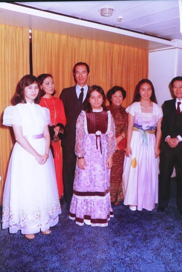 外套|赌王有个女儿从小时髦！V领裙配蛋卷头，合照时赌王就爱站她身边