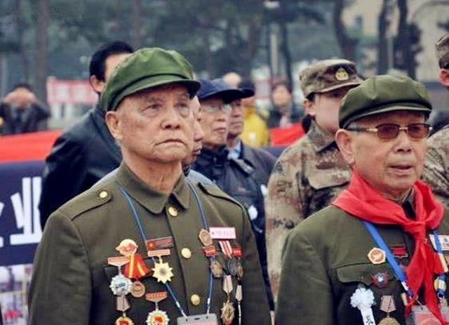 「」一等功臣隐姓埋名44年,孙子参军被拒,亮出身份后引来首长