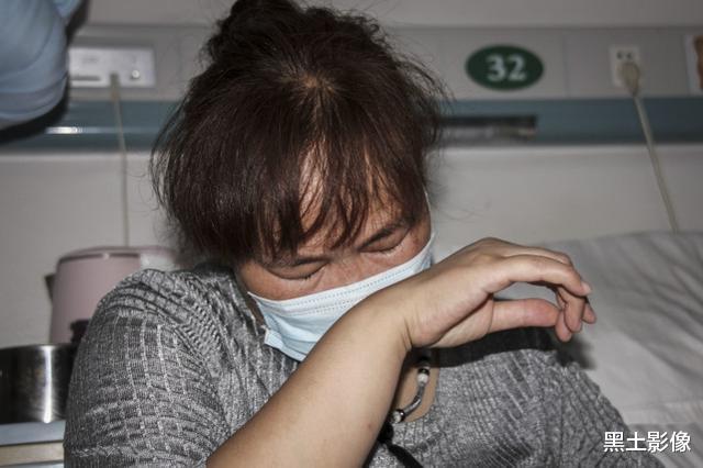 黑土影像|丈夫失联单亲妈妈依靠石板刻字为生，如今9岁儿子可能也保不住了