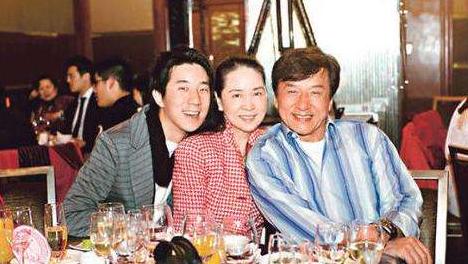 成龙▲海外确诊超218万，章子怡和老公再陷两难，成龙和妻子家中“狂欢”