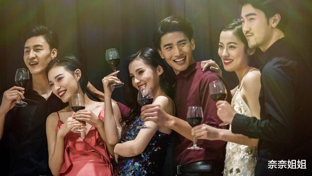 |饭局中，领导给我100元让去买瓶好酒，低情商垫钱去买，职场高手巧应对