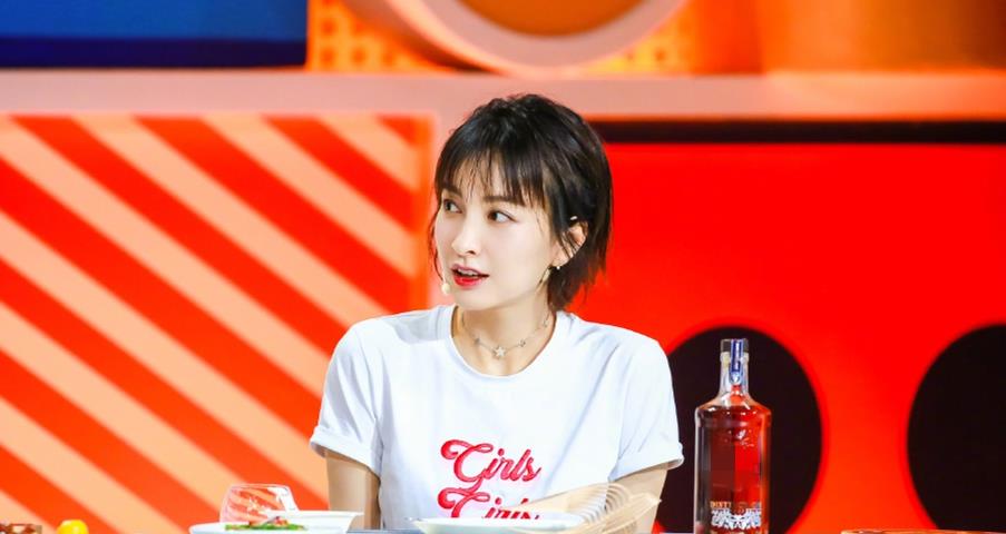 发型：吴昕时尚感太强，小腿变细发型改变，近两年来真的很拼！