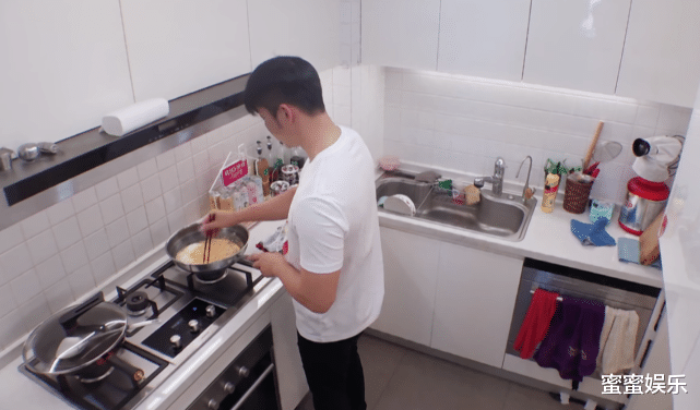 李晨|李晨的家大是复式楼,凌晨5点才睡,单身却有2把牙刷和女性化妆品