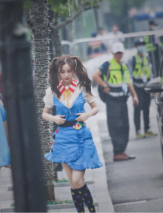 Angelababy|baby最新《奔跑吧》路透来袭，一身“幼儿裙”配双马尾，真会扮嫩
